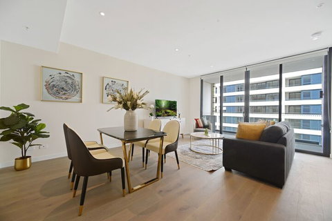 HomeHotel Luxurious High Rise Apt - Accommodation Bookings 4