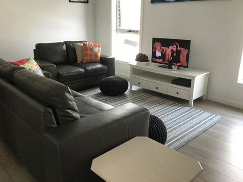 Discover Warilla Bright & Airy Townhouse Near The Beach & Lake - Accommodation Bookings 6