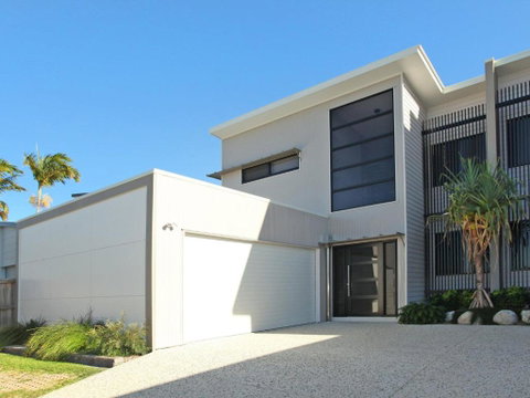 Culbara 23b Modern 5 Bedroom Townhouse On Canal With Plunge Pool Pontoon & Aircon! - Accommodation Bookings 2