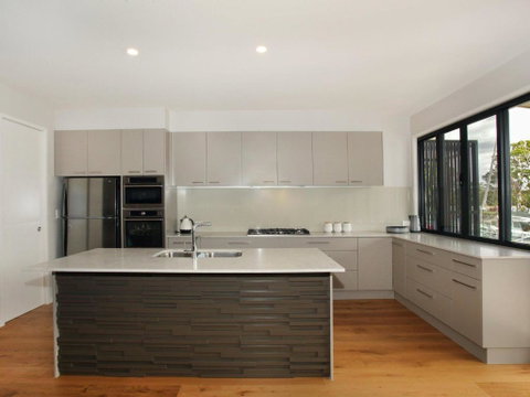 Culbara 23b Modern 5 Bedroom Townhouse On Canal With Plunge Pool Pontoon & Aircon! - Accommodation Bookings 3