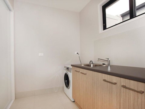 Culbara 23b Modern 5 Bedroom Townhouse On Canal With Plunge Pool Pontoon & Aircon! - Accommodation Bookings 1