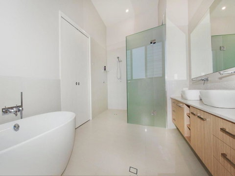 Culbara 23b Modern 5 Bedroom Townhouse On Canal With Plunge Pool Pontoon & Aircon! - Accommodation Bookings 5
