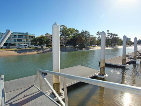 Culbara 23b Modern 5 Bedroom Townhouse On Canal With Plunge Pool Pontoon & Aircon! - Accommodation Bookings 6