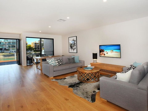 Culbara 23b Modern 5 Bedroom Townhouse On Canal With Plunge Pool Pontoon & Aircon! - Accommodation Bookings 4