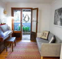 Charming Cottage With Leafy Courtyard - Accommodation Bookings