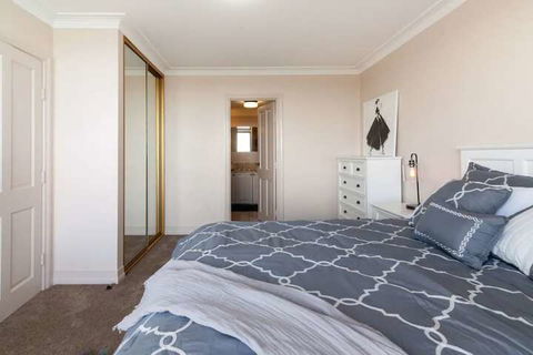 Milsons Point Apartment With Harbour Bridge Views - Accommodation Bookings 3