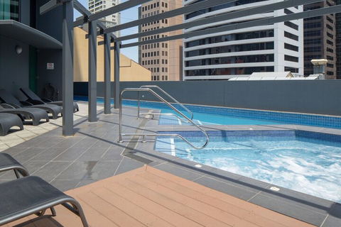 Amazing CBD 2BD Apartment W / Parking & Pool! - Accommodation Bookings 3