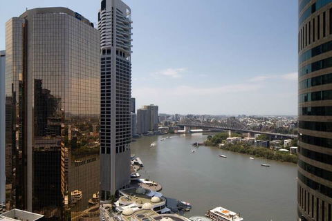 Amazing CBD 2BD Apartment W / Parking & Pool! - Accommodation Bookings 1