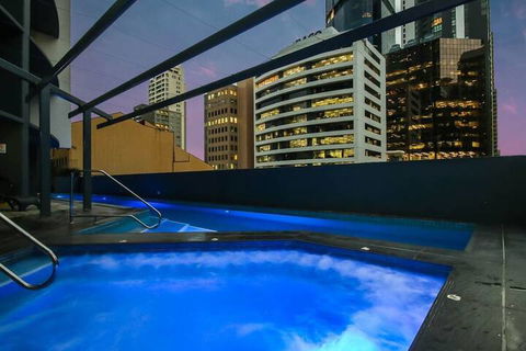 Amazing CBD 2BD Apartment W / Parking & Pool! - Accommodation Bookings 6