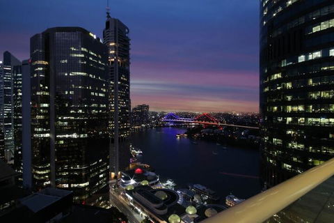 Amazing CBD 2BD Apartment W / Parking & Pool! - Accommodation Bookings 2