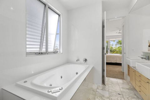 North Facing River Front Stunning Apartment Unit 2 9 Hilton Esplanade - Accommodation Bookings 7