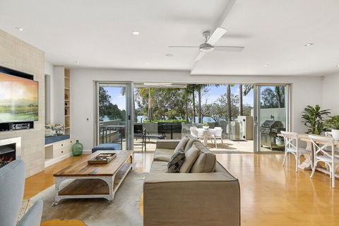 North Facing River Front Stunning Apartment Unit 2 9 Hilton Esplanade - Accommodation Bookings 4