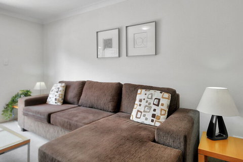 Airtrip Apartment On Russell St - Accommodation Bookings 4