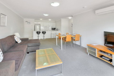 Airtrip Apartment On Russell St - Accommodation Bookings 3