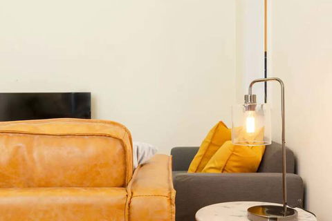2 Bedroom Gorgeous Art Deco Classic Near CBD - Accommodation Bookings 3