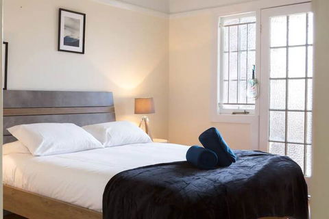 2 Bedroom Gorgeous Art Deco Classic Near CBD - Accommodation Bookings 1