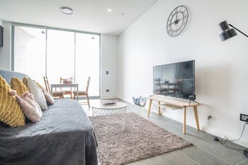 Home With Convenient Location! Close To Train&cbd - Accommodation Bookings 0