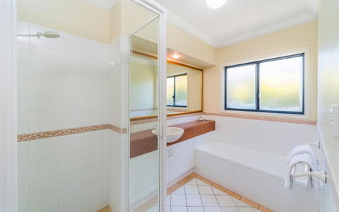 Oceania Cottage LJHooker Yamba - Accommodation Bookings 7