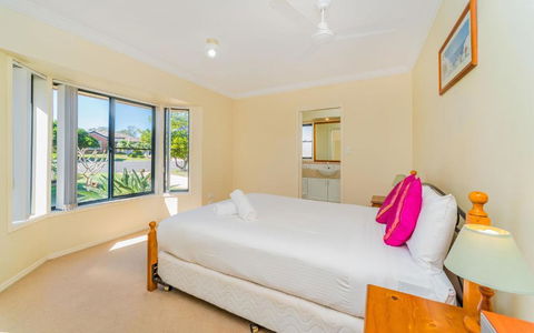Oceania Cottage LJHooker Yamba - Accommodation Bookings 3