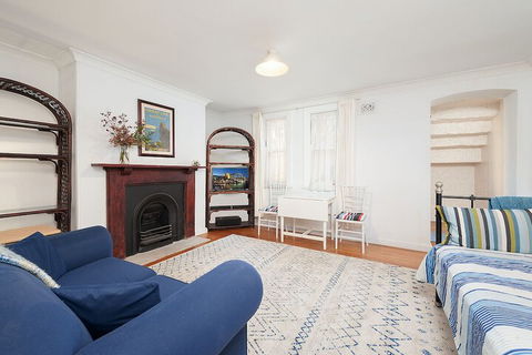 Charming Centrally Located 2 Bedroom Accommodation - Accommodation Bookings 5