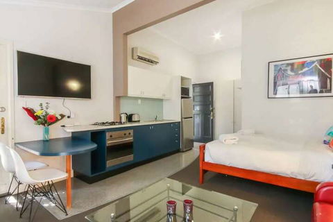 Comfortable Studio Near New Farm Park - Accommodation Bookings 1