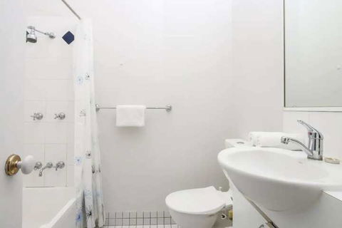 Comfortable Studio Near New Farm Park - Accommodation Bookings 2
