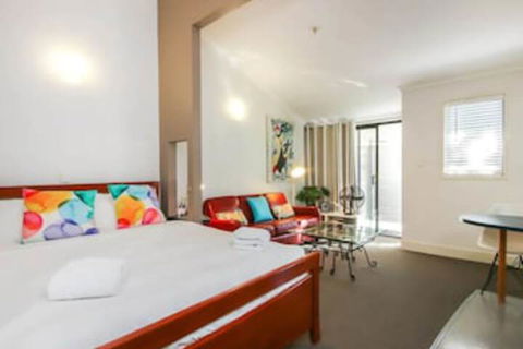 Comfortable Studio Near New Farm Park - Accommodation Bookings 0