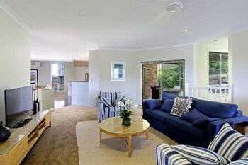 Away On Massinger Street - Accommodation Bookings 3