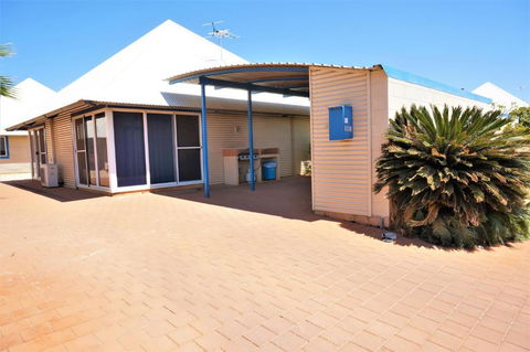 Osprey Holiday Village Unit 118 Excellent 3 Bedroom Holiday Villa With A Pool In The Complex - Accommodation Bookings 4