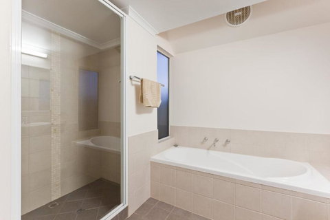 Osprey Holiday Village Unit 105 Tranquil 3 Bedroom Holiday Villa With A Pool In The Complex - Accommodation Bookings 7