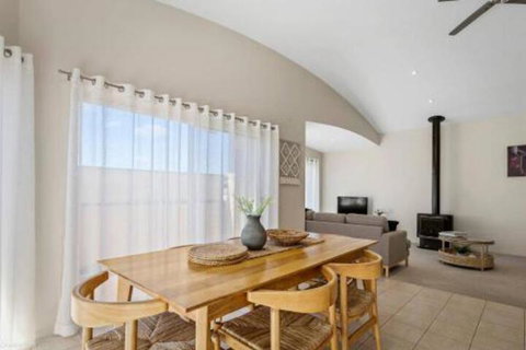 DRIFTWOOD VILLA Free Wifi Walk To Beach - Accommodation Bookings 6