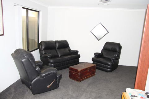 Warnbro Beach Family Accommodation - Accommodation Bookings 5