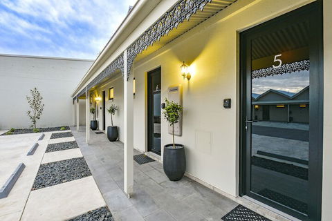 Aloha Central Premium Studios - Accommodation Bookings 1