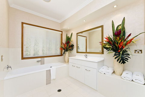 One Mile Mansion - Accommodation Bookings 6