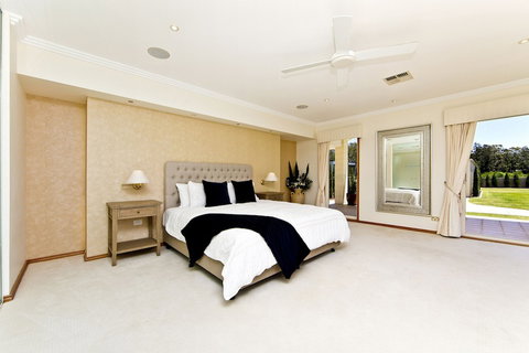 One Mile Mansion - Accommodation Bookings 4