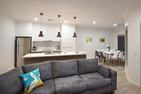 Boats And Bedzzz Houseboat Stays & Renmark River Villas - Accommodation Bookings 7