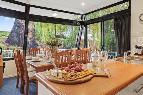 Boats And Bedzzz Houseboat Stays & Renmark River Villas - Accommodation Bookings 4