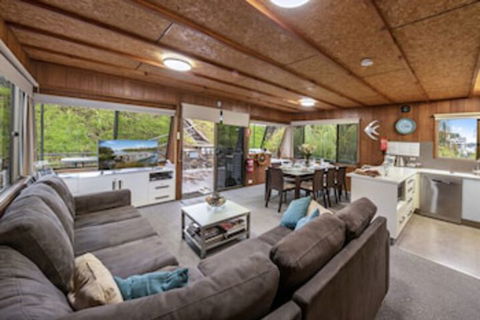 Boats And Bedzzz Houseboat Stays & Renmark River Villas - Accommodation Bookings 0