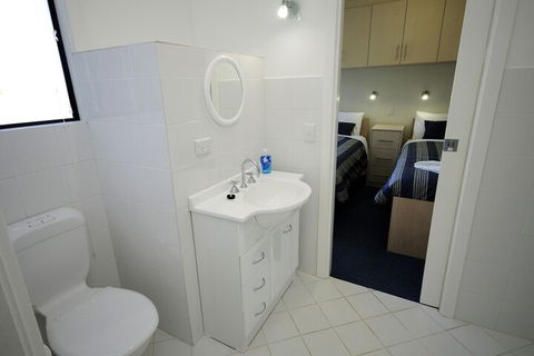 Boats And Bedzzz Houseboat Stays & Renmark River Villas - Accommodation Bookings 3