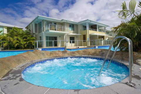 Pacific Blue Pool Spa & More Available In Complex! - Accommodation Bookings 1
