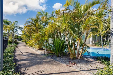 Pacific Blue Pool Spa & More Available In Complex! - Accommodation Bookings 3