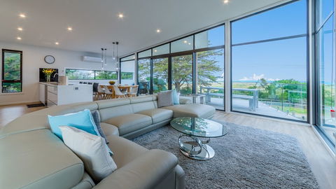 Sweeping Views Free Wifi & Netflix PET Friendly - Accommodation Bookings 3