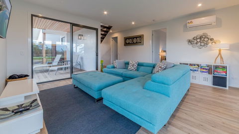 Sweeping Views Free Wifi & Netflix PET Friendly - Accommodation Bookings 6