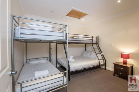 Maison Noir 2 Well Appointed Modern Accommodation With Mountain Views - Accommodation Bookings 3