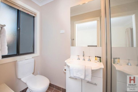 Maison Noir 2 Well Appointed Modern Accommodation With Mountain Views - Accommodation Bookings 1