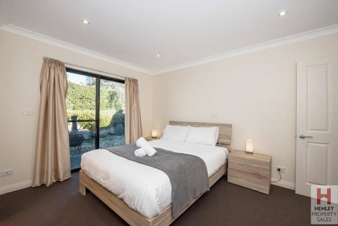 Maison Noir 2 Well Appointed Modern Accommodation With Mountain Views - Accommodation Bookings 6