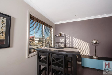 Maison Noir 2 Well Appointed Modern Accommodation With Mountain Views - Accommodation Bookings 4