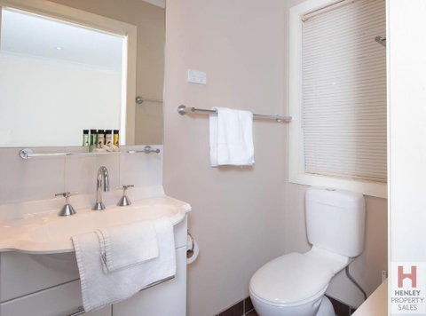 Maison Noir 2 Well Appointed Modern Accommodation With Mountain Views - Accommodation Bookings 5