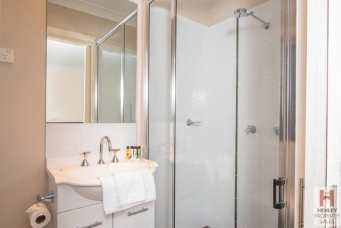 Maison Noir 2 Well Appointed Modern Accommodation With Mountain Views - Accommodation Bookings 2