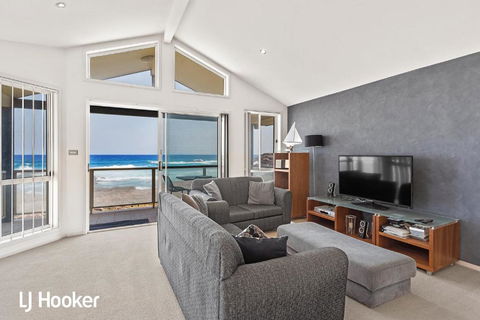 Absolute Waterfront At Anna Bay - Accommodation Bookings 3